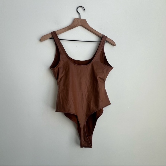 SKIMS Bodysuit WET JERSEY TANK Faux Leather COPPER Vegan Thong Scoop Neck Medium - Picture 10 of 13